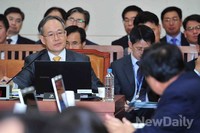[2013국감]의원들의 질의에 답변하는 민형종 조달청장