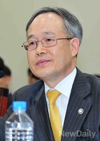 [2013국감]의원들의 질의 듣는 '민형종' 조달청장