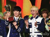 [포토]쇼챔피언 샤이니, 트로피 흔드는 키와 완전 신난 온유