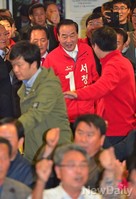 [포토]선거캠프에 입장하는 서청원 후보