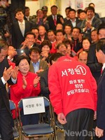 [포토]화성갑 지지자들에게 고개숙인 서청원 후보