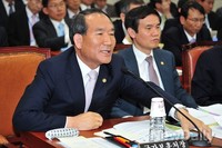 [2013국감]의원들의 질의에 답변하는 박승춘 국가보훈처장