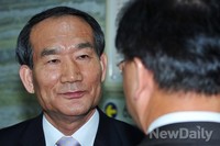 [2013국감]대화 나누는 박승춘 국가보훈처장