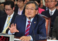 [2013국감]의원들의 질의에 답변하는 최문기 미창부장관