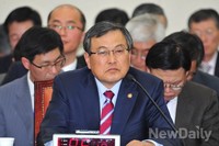 [2013국감]의원들의 질의를 듣고 있는 최문기 장관