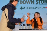 [포토]팬사인회 참석한 수지, 팬에게 화이팅!