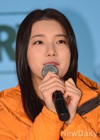 [포토]수지 추웠나? 마이크 쥔 손이..하트