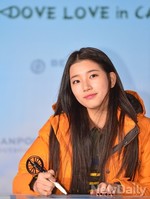 [포토]아웃도어 점퍼 입고 사인회 참석한 수지