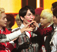 [포토]엠카운트다운, 샤이니 키 멤버들의 장난 빨간루즈 범벅