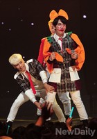 [포토]엠카운트다운 샤이니, 얼굴 낙서 돋보이는 키와 완전 신난 종현