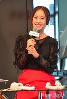 [포토]빨간 치마가 돋보이는 김태희