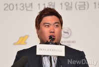 [포토]입국 후 첫 기자회견 가진 류현진