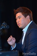 [포토]기자회견, 질문에 경청하는 류현진 선수