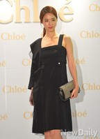 [포토]한쪽 어깨라인만 노출된 드레스 입은 이연희