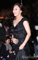 [포토]대종상영화제, 레드펫 위 장영남  배 위에 손 올리고 조심조심