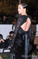 [포토]대종상영화제 조민수, 뒤태도 질 수없지