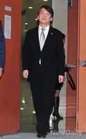 [포토]기자회견 위해 정론관 찾은 안철수 의원
