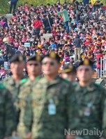 [포토]스카이다이빙 대회 관람차 참석한 어린이들