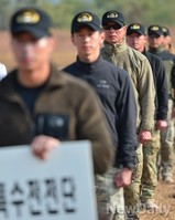 [포토]스카이다이빙 대회에 참석한 해군특수전전단