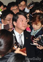 [포토]기자들에 둘러싸인 무소속 '안철수' 의원