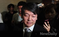 [포토]기자회견장 떠나는 무소속 안철수 의원