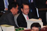 [포토]대화 나누는 '정진석' 국회 사무총장과 '김기춘' 청와대 비서실장