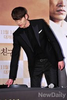 [포토]친구2 김우빈, 자리잡는 정갈한 손길