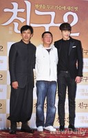 [포토]친구2 유오성-곽경택-김우빈, 다정한 미소짓는 감독을 사이에 둔 두 사람