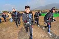 [포토]강하 위해 헬기로 이동하는 특전사