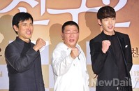 [포토]친구2, 눈감은 감독님과 화이팅 외치는 유오성-김우빈