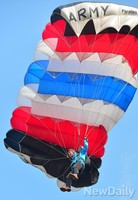 [포토]4,000피트 상공에서 내려오는 특전사