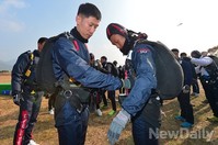 [포토]강하 위해 장비 점검하는 특전사