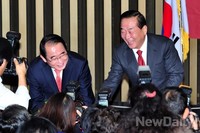 [포토]새누리당 의원총회에서 감사의 인사 하는 박명재-서청원 의원