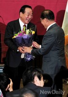 [포토]서청원 의원에게 꽃다발 전달하는 황우여 새누리당 대표