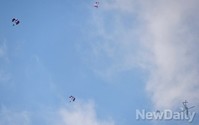 [포토]4,000피트 상공에서 뛰어내린 특전사들