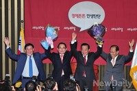 [포토]인사하는 서청원- 박명재 새누리당 의원