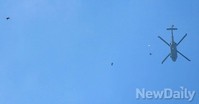 [포토]상공1,200m에서 뛰어내린 대한민국 특전사들