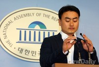 [포토]통합진보당 해산심판 청구안, 비판하는 통진당 홍성규