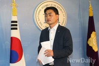 [포토]기자회견장 떠나는 통합진보당 홍성규 대변인
