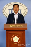 [포토]기자회견하는 통합진보당 홍성규 대변인