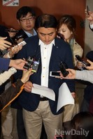 [포토]기자회견문 확인하는 통합진보당 홍성규 대변인