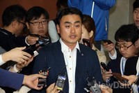 [포토]취재진에 둘러싸인 홍성규 통합진보당 대변인