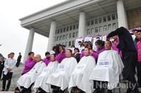 [포토]정당해산심판 청구에 반대, 삭발하는 통진당 의원들