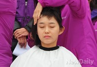 [포토]삭발하는 김재연의원, 침통한 표정