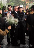 [포토]지지자와 포옹하는 문재인 의원