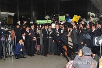 [포토]기자들에 둘러싸인 민주당 문재인 의원