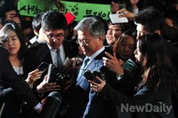 [포토]침통한 표정으로 검찰로 향하는 문재인 의원