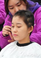 [포토]삭발하고 있는 김재연 통합진보당 의원