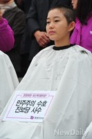 [포토]항의 삭발한 통합진보당 김재연 의원