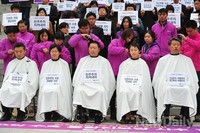 [포토]항의로 삭발하는 통합진보당 의원들 